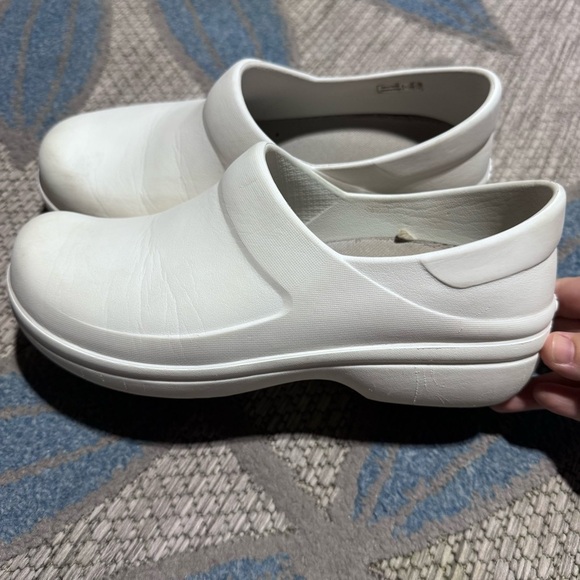 Crocs dual comfort white clogs nursing womans Size 8 - Picture 5 of 7